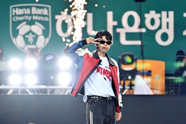 임영웅이 경기 중간 축하공연을 하고 있다. 사진=하나은행