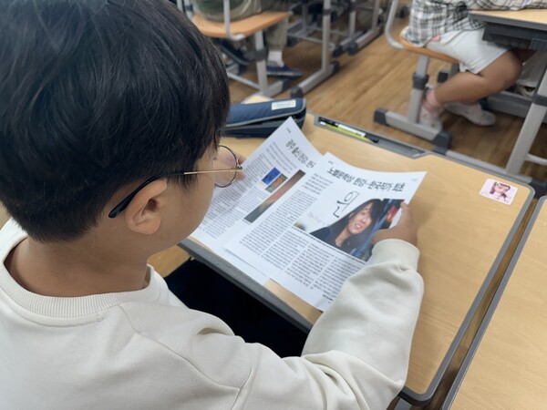 광주 북구 광주효동초에서 한 학생이 한강 작가의 노벨 문학상 수상 기사를 읽고 있다. 사진 = 광주시교육청