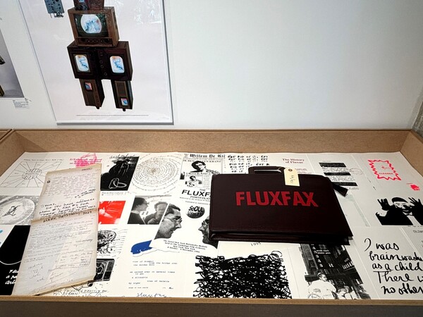 도모헌 개관 기념전시 '백남준의 기록된 꿈, 그 꿈과의 대화' 전시 전경. 플럭스팩스. Nam June Paik - Fluxfax Portfolio, 1994, Printed by Mark Patsfall. 사진 = 프린트아트리서치센터 