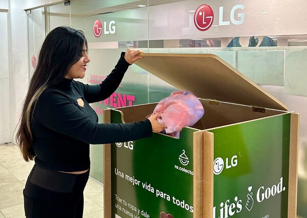 사진은 멕시코법인 사무실에 설치된 수거 박스에 시민이 헌옷을 기부하는 모습. 사진=LG전자