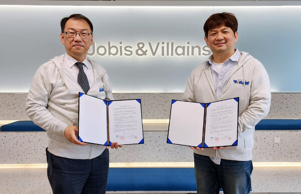 협약식에 참석한 서현철 센터장(왼쪽)과 자비스앤빌런즈 정용수 대표. 사진=자비스앤빌런즈