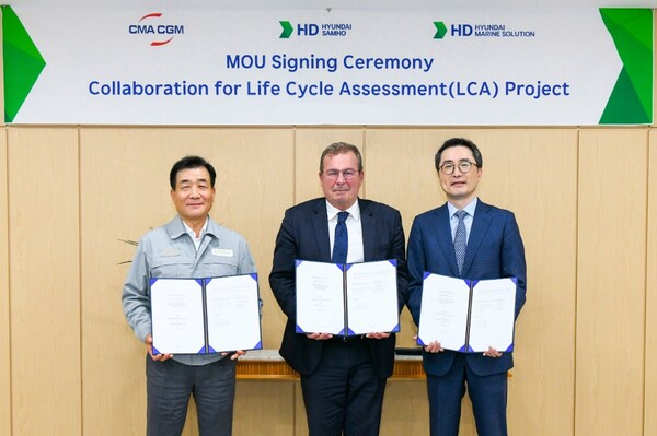 왼쪽부터 신현대 HD현대삼호 대표, 자비에 르클레르크 CMA-CGM 부사장, 김정혁 HD현대마린솔루션 상무. 사진=HD현대