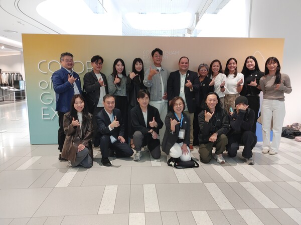 16일 서울 영등포구 현대백화점 더현대 서울에서 열린 'Color of Guam: Hafa Adai!' 설명회 참석자들이 기념 사진을 촬영 중이다. 사진 = 이하영 기자 