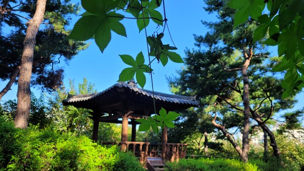 동작마루길내 정자 쉼터. 사진 = 안병국 객원기자 