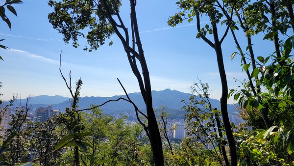 국사봉 정상에서 바라본 관악산. 사진 = 안병국 객원기자 