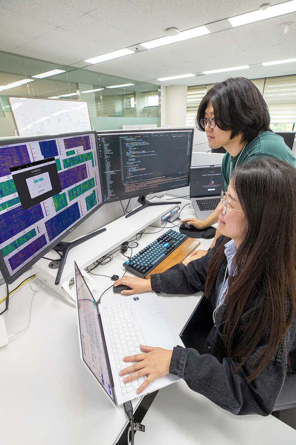 서울 서초구 KT 연구개발센터에서 연구원들이 실시간 통화 AI 보이스피싱 탐지 기술을 시연하고 있다. 사진=KT