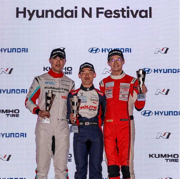  (가운데) 쏠라이트 인디고 레이싱팀의 박준의 선수가 포디움을 달성하며 포즈를 취하고 있다. 사진=금호타이어