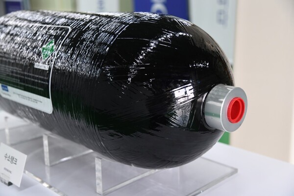 탄소섬유 소재의 수소 고압용기. 사진=HS효성