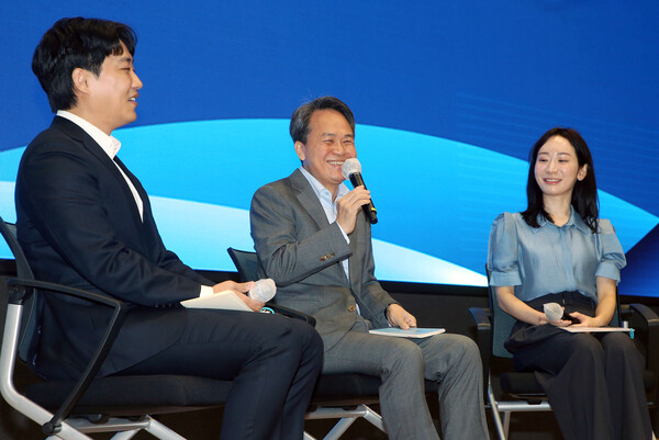 진옥동 신한금융 회장(가운데)이 토크콘서트에서 발언하고 있다. 사진=신한지주