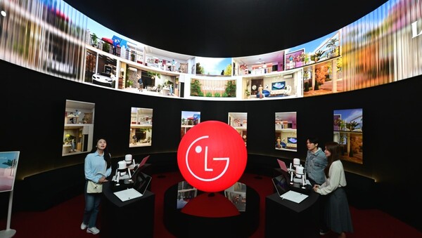 22일부터 나흘간 서울 코엑스에서 열리는 제55회 한국전자전에서 관람객들이 생성형 AI가 탑재한 허브 'LG 씽큐 온'과 대화하며 AI 가전을 동작시키는 편리한 라이프스타일을 체험하고 있다. 사진=LG전자