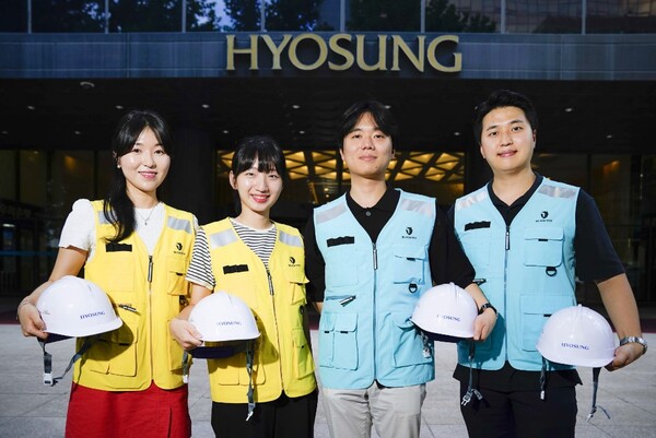 효성 본사 앞에서 임직원들이 안전조끼를 입고 촬영하는 모습. 사진=효성