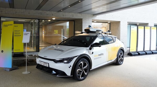 'if(kakaoAI)2024' 행사장에 카카오모빌리티 자율주행 차량이 전시돼 있다. 사진=카카오모빌리티