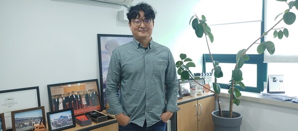 이동하 한국영화프로듀서조합 대표가 23일 서울 마포구 영화사 레드피터 사무실에서 인터뷰를 진행하고 있다. 사진 = 이하영 기자