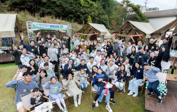 24일 '보통의 삶을 선물하다-캠핑살롱' 봉사활동에 참여한 SK 구성원들과 가족이 기념사진을 촬영하고 있다. 사진=SK케미칼