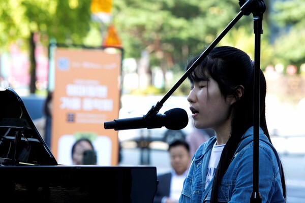 시각장애인 피아니스트 유예은 씨가 연주하는 모습. 사진=태광그룹