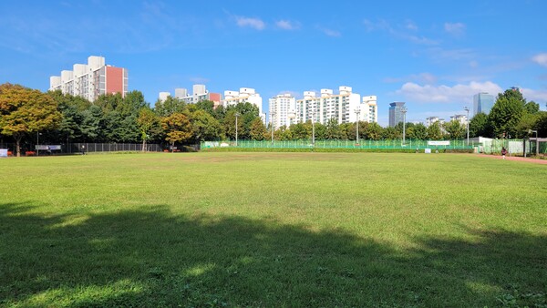 노량진근린공원내 대운동장 잔디광장. 사진 = 안병국 객원기자 