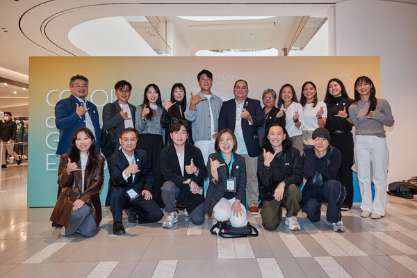 16일 서울 영등포구 현대백화점 더 현대 서울에서 '컬러 오브 괌' 전시 브리핑 세션 참석자들이 기념 사진을 촬영 중이다. 사진 = 괌정부관광청 