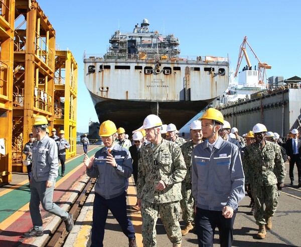 김동관 한화그룹 부회장(오른쪽)과 미국 해군 태평양함대 사령관인 스티븐 쾰러 제독(가운데)이 거제사업장에서 정비 중인 '월리 쉬라'함 정비 현장을 둘러보고 있다. 사진=한화그룹