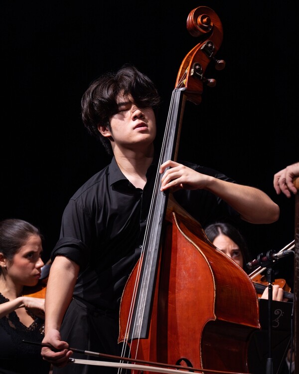 유시헌 더블베이시스트가 현지시각 27일 이탈리아 크레마에서 폐막한 제9회 보테시니 콩쿠르에서 연주 중이다. 사진 = 금호문화재단