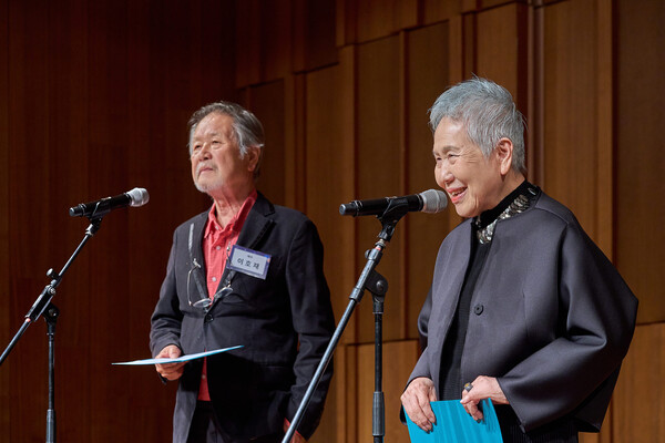 배우 이호재(왼쪽), 배우 박정자가 '제1회 국립극단 후원회의 밤'에서 셰익스피어를 낭독하고 있다. 사진 = 국립극단 