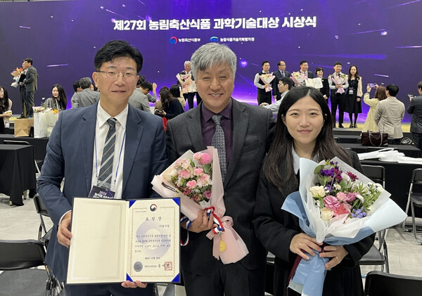 28일 서울 양재 aT센터에서 열린 '제27회 농림축산식품 과학기술대상'에서 김태석 풀무원기술원 연구개발실장(사진 가운데)이 풀무원 관계자들과 기념 사진을 찍고 있다. 사진=풀무원