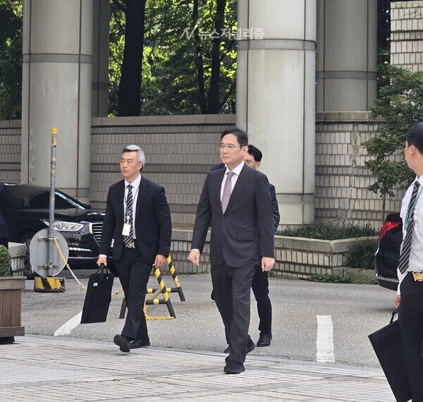 이재용 삼성전자 회장이 28일 오후 서울 서초구 서울고등법원에서 열린 '삼성 부당합병·회계부정' 의혹 항소심 3차 공판에 출석하고 있다. 사진=김문수 기자