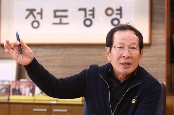 권원강 교촌에프엔비 회장. 사진=교촌에프엔비