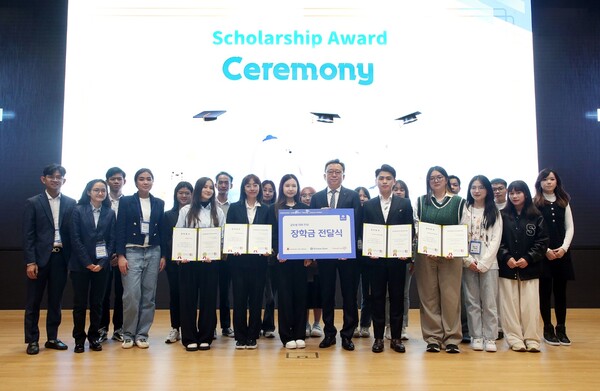 신한은행 정상혁 은행장이 외국인 장학생들과 기념촬영 하는 모습. 사진=신한은행