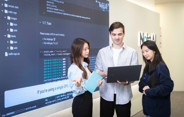 SK텔레콤과 K-AI 얼라이언스 멤버사로 새롭게 합류한 노타AI의 구성원들이 'SK AI 서밋 2024' 참가를 앞두고 전시 참가 내용 등에 대해 논의하는 모습. 사진=SKT