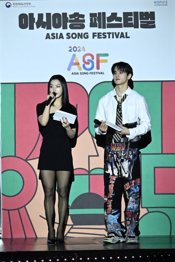 프로미스나인 새롬(왼쪽), 에잇턴 재윤. 사진 = 한국국제문화교류진흥원