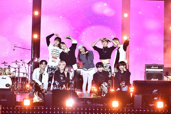 에잇턴과 미앙의 합동 공연. 사진 = 한국국제문화교류진흥원