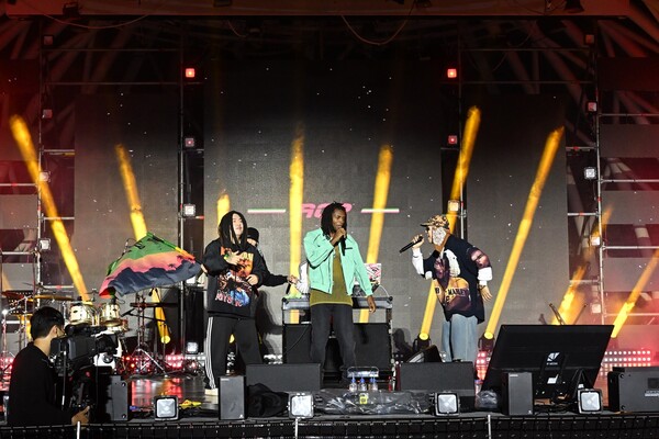 '문화잇지오'에서 레게 강 같은 평화(스컬&하하)와 자 릴이 합동 무대를 선보이고 있다. 사진 = 한국국제문화교류진흥원