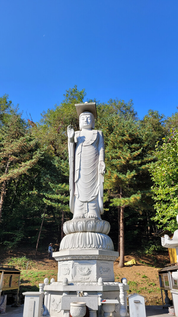 원각사 미륵불상. 사진 = 안병국 객원기자