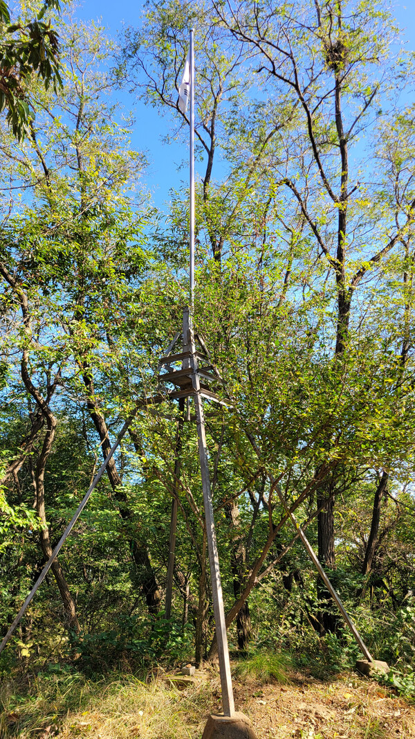 지양산 국기봉을 알리는 태극기. 사진 = 안병국 객원기자