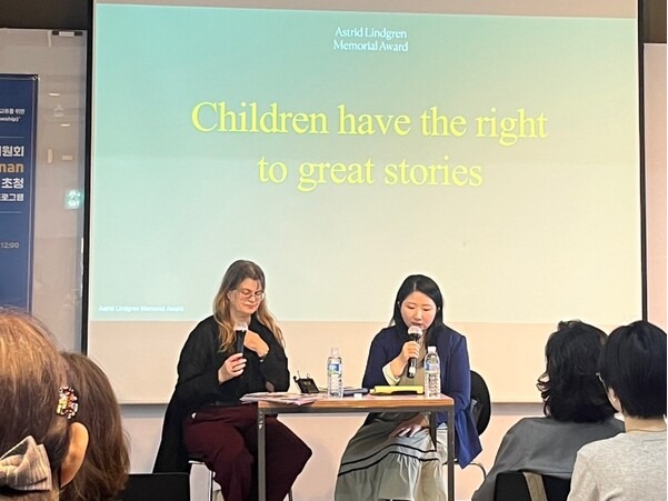 31일 서울 종로구 아르코미술관에서 오사 베리만 스웨덴 예술위원회 총책임자 겸 알마상 총책임자가 '아이들은 좋은 이야기를 읽을 권리가 있다(Children have the right to great stories)'라는 주제로 강연을 진행하고 있다. 왼쪽 오사 베리만 총책임자. 사진 = 양찬혁 기자