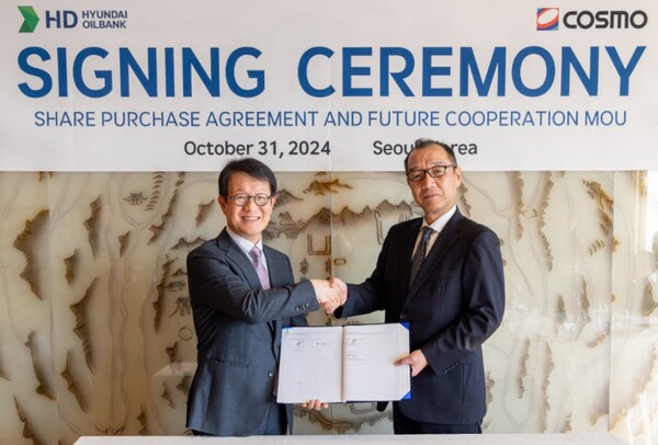 31일 소공동 롯데호텔에서 진행된 'HD현대코스모 지분 인수 계약' 체결식에 참석한 주영민 HD현대오일뱅크 대표(왼쪽)과 스즈키 코스모오일 대표이사. 사진=HD현대중공업