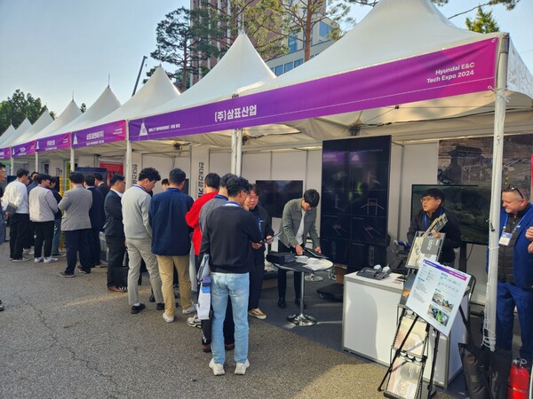 현대건설 기술엑스포 2024를 찾은 참관객들이 삼표그룹의 제품 전시장을 찾아 둘러보고 있는 모습. 사진=삼표그룹