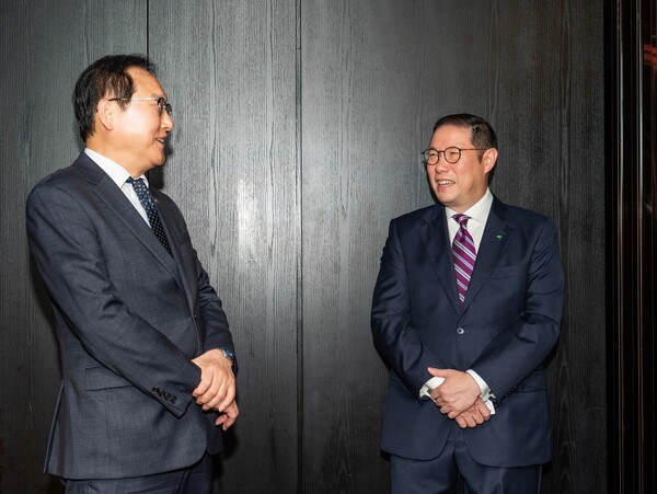 조현상 HS효성 부회장(오른쪽)이 정인교 통상교섭본부장(왼쪽)을 만나 ABAC 활동에 대해 의견을 나눴다. 사진=HS효성