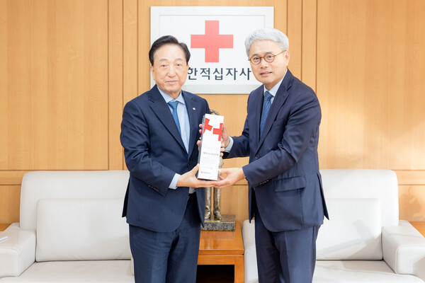 김철수 대한적십자사 회장(왼쪽), 윤희성 한국수출입은행장. 사진=한국수출입은행