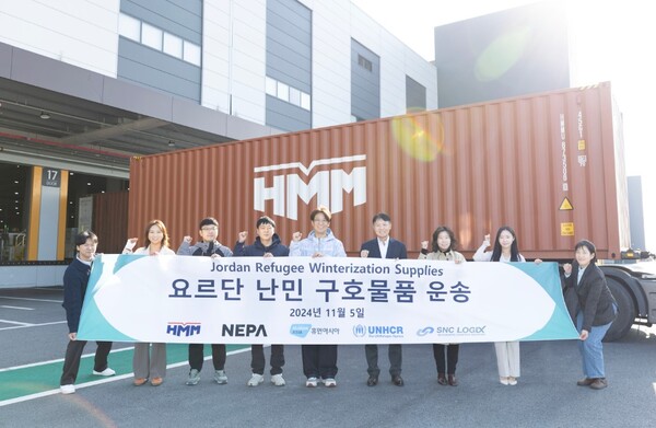 5일, 경기도 평택시 네파물류센터에서 진행된 '요르단 난민 구호물품 운송' 전달식에서 HMM을 비롯한 네파(NEPA), 휴먼아시아 등 관계자들이 기념 촬영을 하고 있다. 사진=HMM