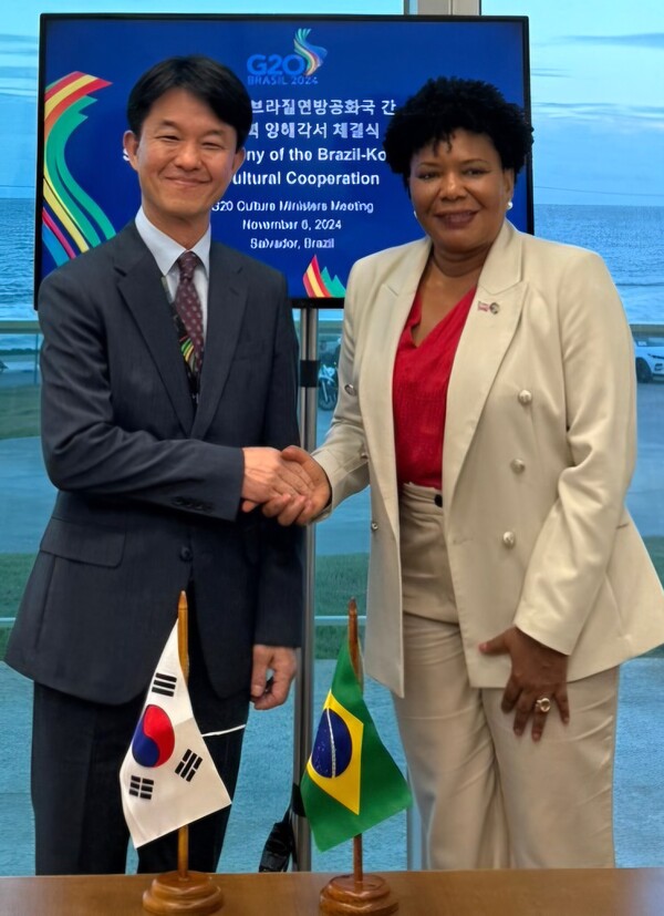 용호성 문화체육관광부 제1차관이 6일(현지시각) G20 문화장관회의가 열리고 있는 브라실 살바도르 컨벤션센터에서 마르가레트 메네제스(Margareth Menezes) 브라질 문화부 장관을 만나 인사를 나누고 있다. 사진 = 문화체육관광부