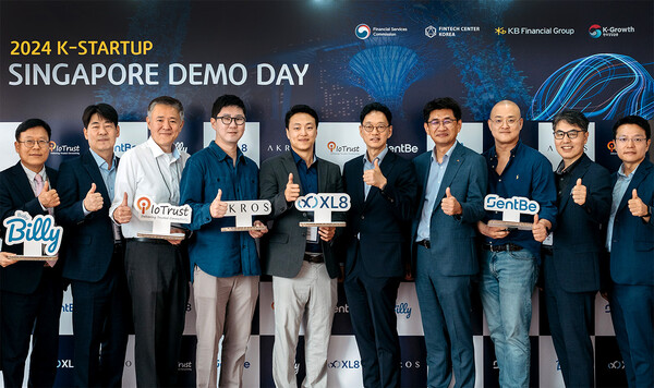 (왼쪽부터) 이근주 한국핀테크산업협회장, 곽범준 금융감독원 디지털혁신국장, 김완규 아이오트러스트 이사, 신정현 아크로스테크놀로지스 이사, 정영훈 엑스엘에이트에이아이 대표, 신상훈 금융위원회 디지털금융총괄과장, 정동욱 KB국민은행 싱가포르지점장, 최성욱 센트비 대표, 김건 한국핀테크지원센터 이사장, 김보균 금융위원회 금융규제샌드박스팀장. 사진=KB금융