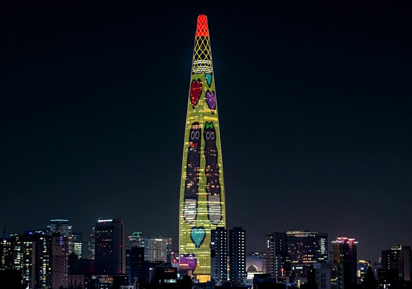 11일 오후 6시부터 서울 송파구 롯데월드타워에서 송출되는 빼빼로데이 미디어 파사드 전경. 사진 = 롯데웰푸드 