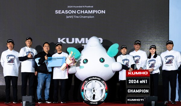 (왼쪽에서 4번째) 윤민석 금호타이어 G.마케팅담당 상무가 2024 현대N페스티벌 eN1클래스 '타이어 제조사 챔피언' 기념사진을 찍고있다. 사진=금호타이어