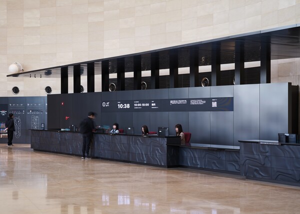 이용자들이 성별, 나이, 장애, 언어 등으로 제약을 받지 않도록 한 유니버설 디자인(보편적 디자인)을 적용한 안내데스크. 사진=국립중앙박물관