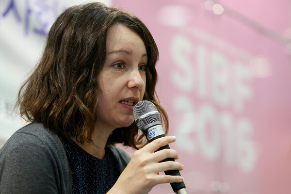 영국 번역가 데버라 스미스. 사진=연합뉴스