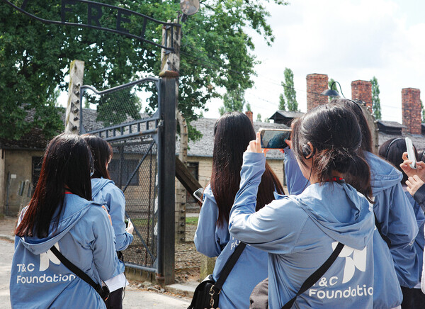 티앤씨장학생들이 올해 여름방학 기간 독일과 폴란드의 홀로코스트 현장을 탐방하고 있다. 사진=티앤씨재단