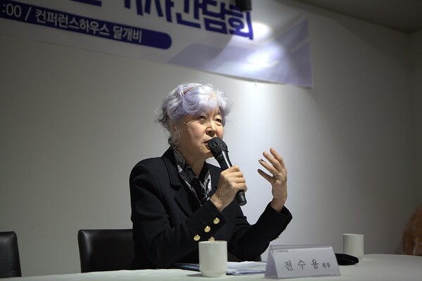 전수용 한국문학번역원장이 지난 11일 서울 중구 콘퍼런스 하우스 달개비에서 열린 취임 100일 기념 기자간담회에서 발언하고 있다. 사진=한국문학번역원