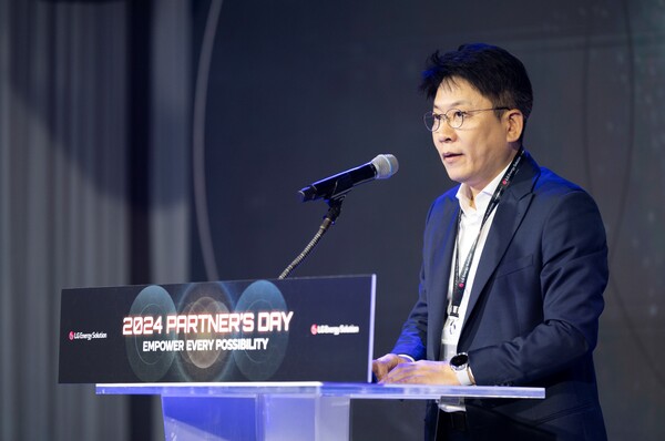 김동명 LG에너지솔루션 CEO(사장)가 12일 '2024 파트너스데이' 행사에 참석해 환영사를 하고 있다. 사진=LG에너지솔루션
