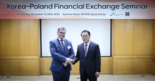 조용병 은행연합회장(오른쪽)과 타데우즈 비알렉(Tadeusz BIAŁEK) 폴란드은행협회장. 사진=조용병